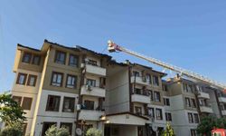 Hatay'da 2 binanın çatısı alevlere teslim oldu