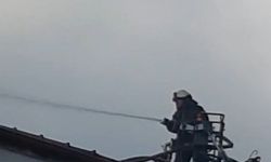 İki katlı binanın çatısında yangın