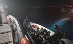 İzmir açıklarında hareketli lastik bot durduruldu: 14 düzensiz göçmen yakalandı