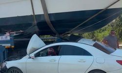 İzmir'de ilginç kaza: Otomobil tekneyle çarpıştı