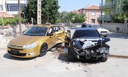 Karaman'da iki otomobilin çarpıştığı kazada 3 kişi yaralandı: Kaza anı kameraya yansıdı
