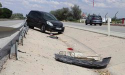 Karaman'da otomobil bariyerlere çarptı: Kaza anı kamerada