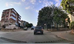 Karşı yönden gelen araçlara rağmen sollama yapan sürücü kamerada