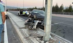 Kayseri'de otomobil aydınlatma direğine çarptı: 1 yaralı