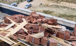 Kiremitlerin altında kalan 2 işçi yaralandı