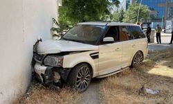Kontrolden çıkan cip, kaldırımda yürüyen vatandaşa çarptı: 1'i ağır 2 yaralı