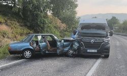 Minibüs ile otomobil çarpıştı 2 yaralı