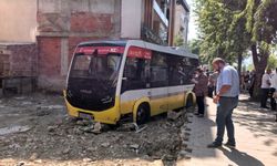Minibüs, iş yerine çarptıktan sonra boş arsaya uçtu