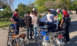 Motosikletli trafik canavarları jandarmadan kaçamadı