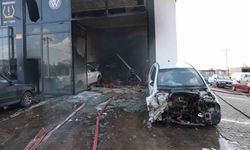 Oto tamirhanesinde yangın: 5 kişi dumandan etkilendi