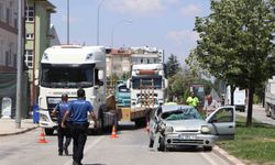 Otomobil tıra arkadan çarptı: 1'i ağır 3 yaralı