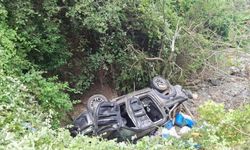 Otomobille çarpışan hafif ticari araç dereye uçtu: 7 yaralı