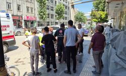 Panelvan araç ile motosiklet çarpıştı: Anne ve 2 çocuğu yaralandı