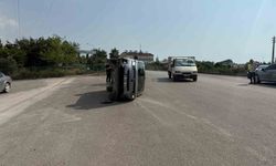 Payas'ta çarpışmayla yan yatan otomobilin sürücüsü yaralandı