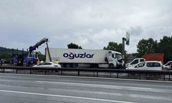 Pendik TEM otoyolunda tır bariyerlere çarptı