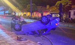 Refüje çarpan otomobil ters döndü: 2 yaralı