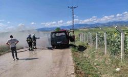 Samsun'da servis aracı yandı, geriye demir yığını kaldı