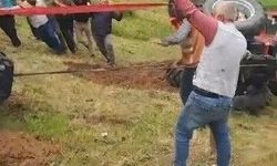 Sarıkamış'ta devrilen traktör için köylüler seferber oldu