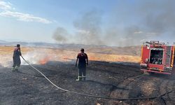 Siirt'te anız yangını itfaiye ve TOMA desteğiyle söndürüldü