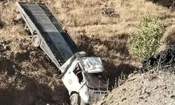 Siirt'te çekici şarampole devrildi: 2 yaralı