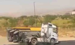 Siirt'te kum yüklü bir kamyon devrildi
