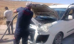 Siirt'te seyir halindeki araç alev topuna döndü