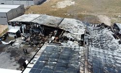 Sucuk fabrikası yangın sonrası enkaza döndü