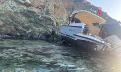 Sürüklenen tekne kayalıklara çarptı