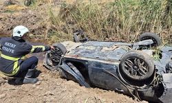 Takla atarak hurdaya dönen otomobilin sürücüsü yaralandı