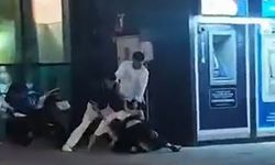 Tartıştığı genci yere yatırıp acımasızca darp ettiler