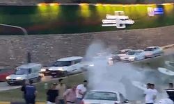 Trafik ışıklarında bekleyen otomobilden dumanlar yükseldi