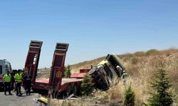 Uşak'ta tır şarampole devrildi: 1'i ağır 3 yaralı