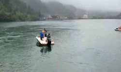 Uzungöl'e düşen çantayı kurtarmak için suya atlayan 2 Arap turistten 1'i kurtuldu, birisi kayıp