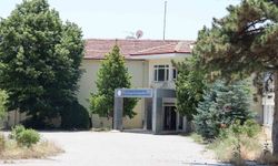 Vandallar, eski fizik tedavi merkezinin duvarlarına sprey boyalarla yazı yazdı