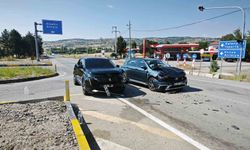 Yalvaç'ta iki otomobil kavşakta çarpıştı: 6 yaralı