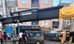 Yük asansörü minibüsün üzerine devrildi