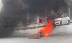 Zihinsel engelli şahıs üzerine benzin döküp kendini yaktı: Korku dolu anlar kamerada