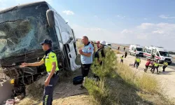 Yolcu otobüsü devrildi: 20 kişi yaralandı