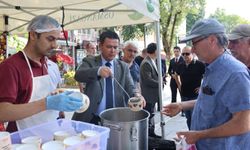 Başkan Erkan Aydın Vatandaşlara Aşure İkram Etti