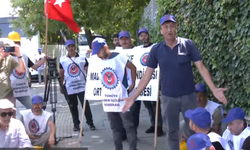Madenciler ödenmeyen maaşları için Bakanlık önünde