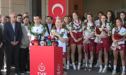 Şampiyon Filenin Sultanları yurda döndü: İstanbul’da coşkulu karşılama
