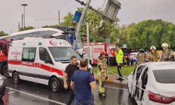 Eyüpsultan'da trafik kazası! Şoför otobüsün içinde sıkıştı