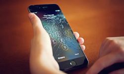 Ülkedeki tüm erkekler telefonunu parçalıyor