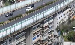 Yer bulamadılar, köprünün altına apartman yaptılar