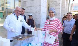 Başkan Şadi Özdemir vatandaşlarla aşure paylaştı