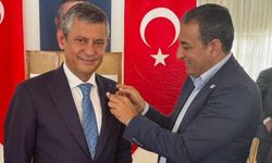 Özgür Özel, YENİ Parti rozetini taktı!