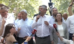 Özgür Özel Adana’da vatandaşlarla yürüdü: Çankaya operasyonuna tepki gösterdi