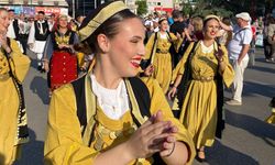 Bursa’da dünya aynı ritimde buluştu: Altın Karagöz korteji kente festival coşkusu taşıdı