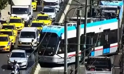 Seyir halindeki tramvay raydan çıktı!