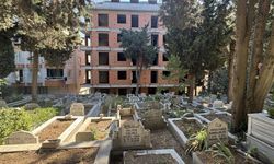İstanbul’da şaşırtan manzara! Yeni binalar mezarlığın yanı başında